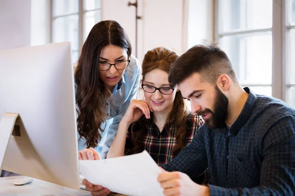 Immagine Architetti Che Lavorano Insieme Ufficio Moderno — Foto Stock