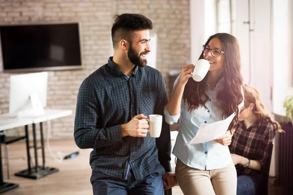 Porträtt Unga Attraktiva Arkitekter Diskuterar Office — Stockfoto