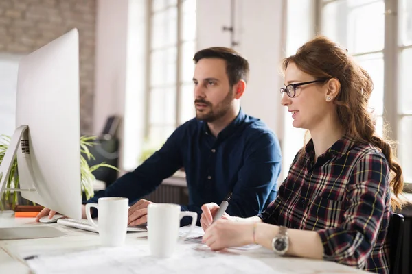 Resim birlikte modern ofisinde çalışan mimarlar