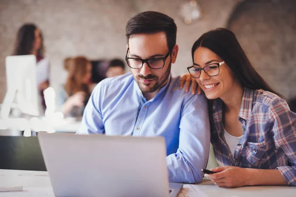 Bild Unga Attraktiva Arkitekter Diskuterar Office — Stockfoto