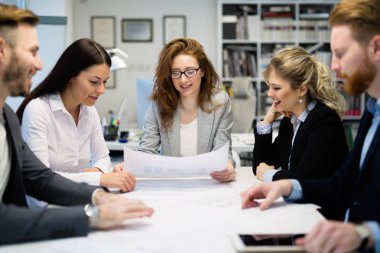 Ofisteki projede işbirliği yapan bir grup iş adamı