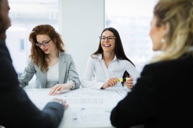 Şirket toplantı sırasında Office neşeli arkadaşları