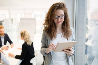 Ofiste tablet kullanan çekici iş ortaklarının portresi