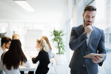 Genç çekici erkek mimar dijital tablet kullanma office