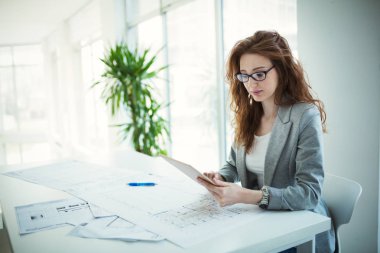 Ofiste çalışan genç kadın mimar portresi