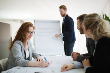 Modern toplantı odasında etmek ve iş kişi konferans