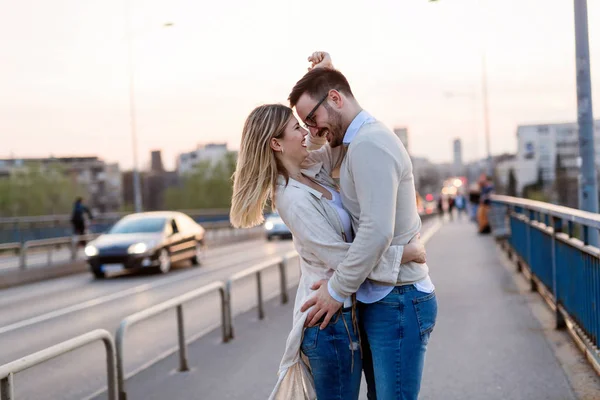 Couple Heureux Amour Étreignant Souriant Plein Air — Photo