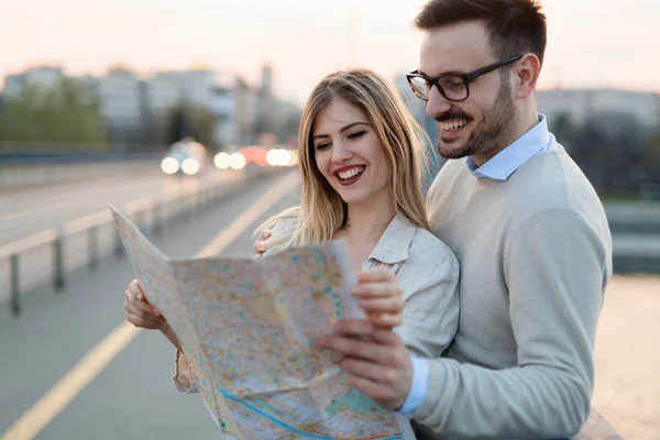 Feliz Casal Turístico Apaixonado Por Mapa Viajando Livre — Fotografia de Stock