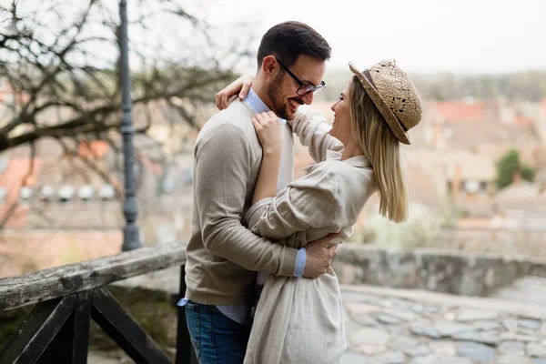 Couple Heureux Amour Étreignant Souriant Plein Air — Photo