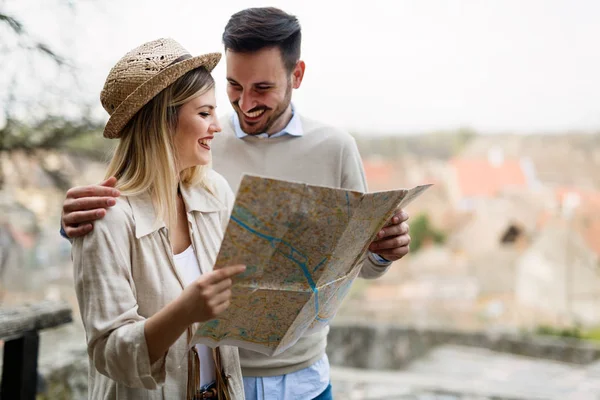 Feliz Pareja Turistas Utilizando Mapa Como Para Viajar —  Fotos de Stock