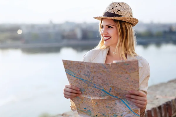 Turista Mujer Vacaciones Con Mapa Visitando Ciudad — Foto de Stock