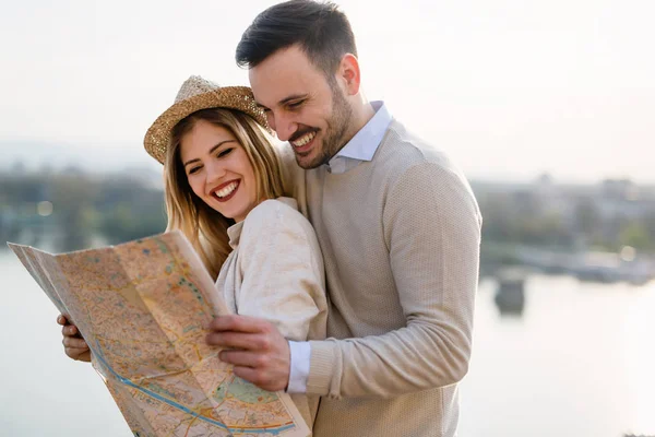 Belo Casal Turistas Apaixonados Viajando Passeando — Fotografia de Stock