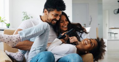 Mutlu aile eğleniyor resmini evde vakit