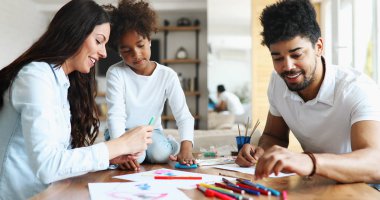 Mutlu aile evde birlikte vakit resmini