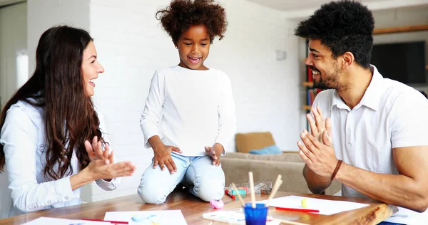 Mãe Pai Desenhando Juntos Com Seu Filho Casa — Fotografia de Stock