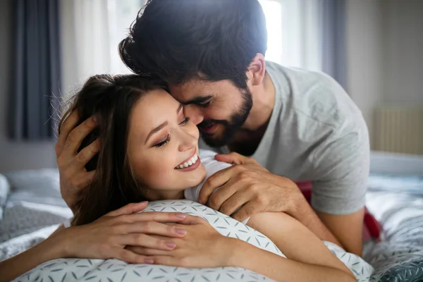 Belo Casal Jovens Amantes Estão Abraçando Dentro Casa Com Amor — Fotografia de Stock