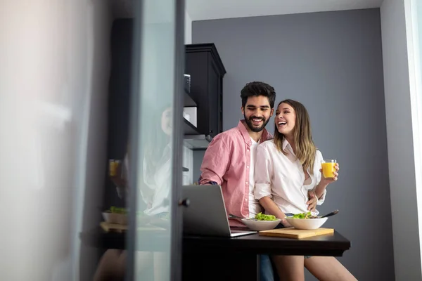 Pareja Feliz Disfrutando Del Desayuno Juntos Casa — Foto de Stock