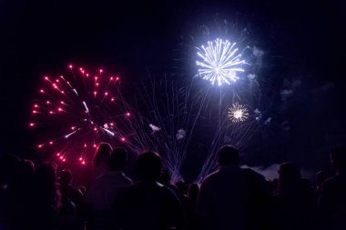 Kalabalık havai fişekleri izliyor ve geceleri kutlama yapıyor.