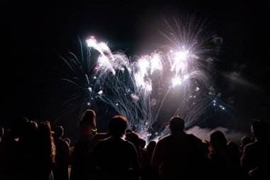 Kalabalık havai fişek izliyor ve yeni yılı kutluyor.