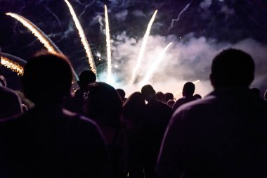 Kalabalık havai fişekleri izliyor ve geceleri kutlama yapıyor.