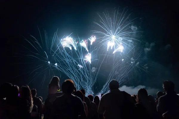 Tömeg Tűzijátékot Néz Ünnepli Évet — Stock Fotó