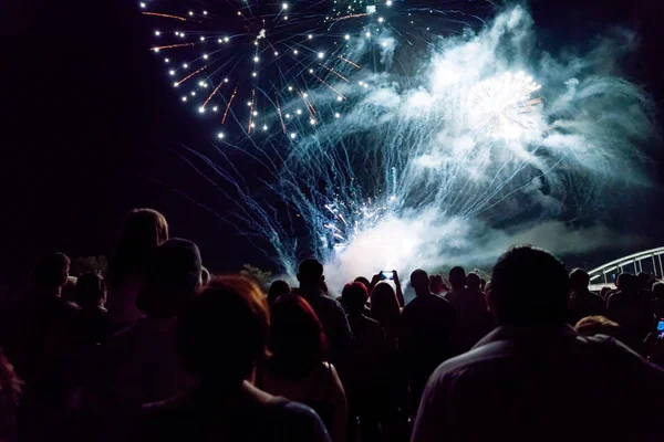 Conceito Véspera Ano Novo Torcendo Multidão Fogos Artifício — Fotografia de Stock