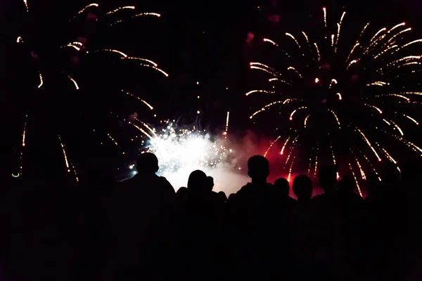 Πλήθος Βλέποντας Πυροτεχνήματα Και Γιορτάζοντας Νέο Έτος — Φωτογραφία Αρχείου