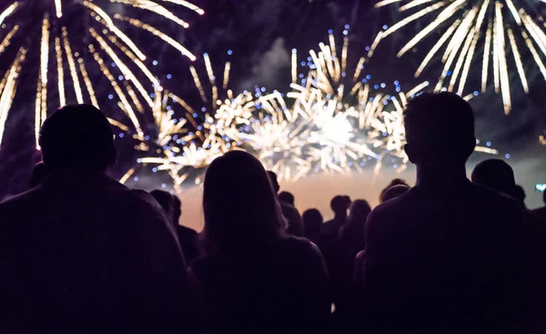 Multitud Viendo Fuegos Artificiales Celebrando Víspera Año Nuevo — Foto de Stock