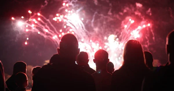 Πλήθος Παρακολουθεί Πυροτεχνήματα Και Γιορτάζει Νύχτα — Φωτογραφία Αρχείου