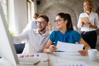 Modern ofiste başarılı bir iş grubu.