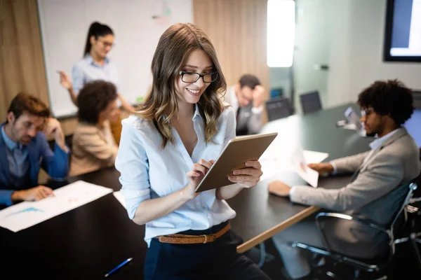 Grupo Gente Feliz Acertada Del Negocio Trabajo Oficina — Foto de Stock