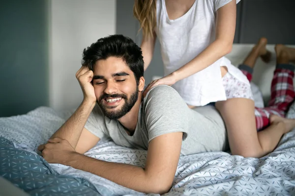 Junges Glückliches Paar Macht Massage Schlafzimmer — Stockfoto