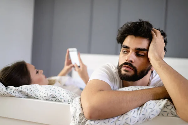カップルの問題 夫がイライラ動揺 不満足ながら 彼インターネットの常習者の妻はソーシャル ネットワークで携帯電話を使用されて — ストック写真