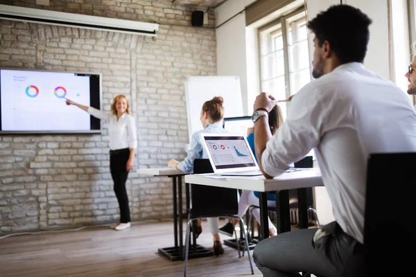 Gruppo Felice Successo Studenti Che Imparano Ingegneria Del Software Business — Foto Stock