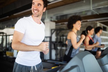 Spor salonunda uygun insanlar eğitim mutlu Grup