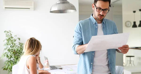 Gruppo Giovani Architetti Che Lavorano Insieme Progetto — Foto Stock