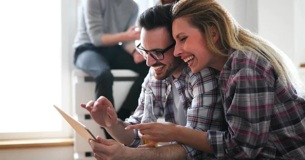 Casal Feliz Amor Surfar Tablet Casa — Fotografia de Stock