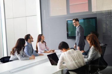 Modern toplantı odasında etmek ve iş kişi konferans
