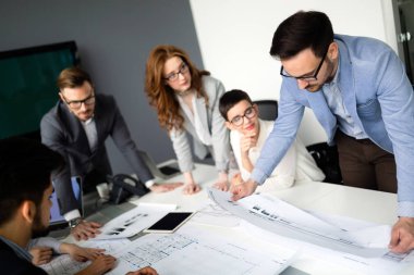 İş adamları konferans toplantılarında şirket kavramını tartışıyor