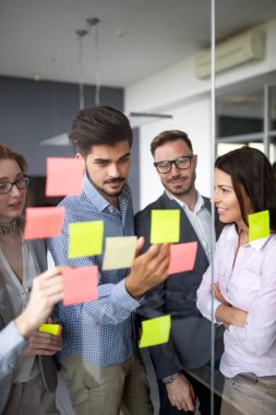 Modern toplantı odasında etmek ve iş kişi konferans