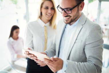 İş adamları iş yerinde eğleniyor ve sohbet ediyorlar.