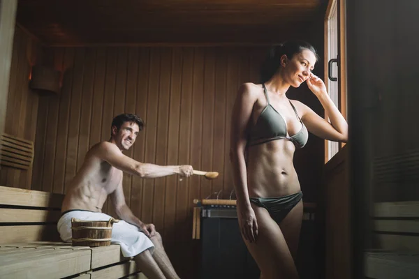 Junges Glückliches Paar Entspannt Sich Einer Sauna Luxuriösen Wellness Resort — Stockfoto