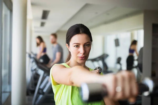 Spor Salonundaki Çekici Formda Bir Kadının Portresi — Stok fotoğraf