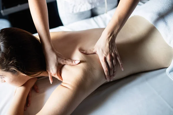 Jonge Vrouw Krijgt Rugmassage Een Kuuroord Vrouwelijke Patiënt Wordt Behandeld — Stockfoto