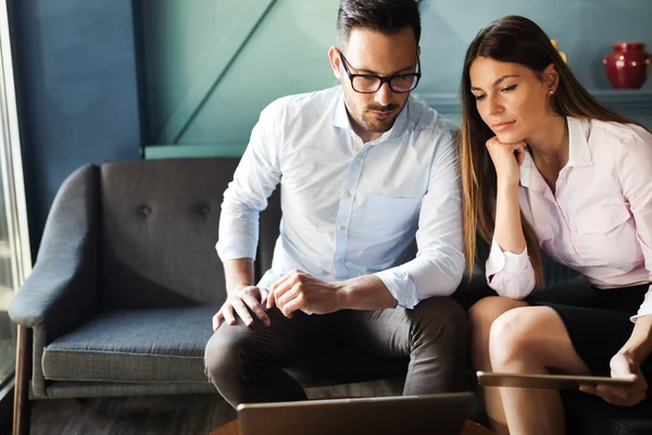 Wirtschaftsprüfer Arbeiten Modernem Büro Zusammen — Stockfoto