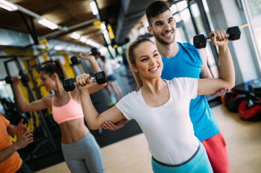 Bir grup insan spor salonunda birlikte eğitim