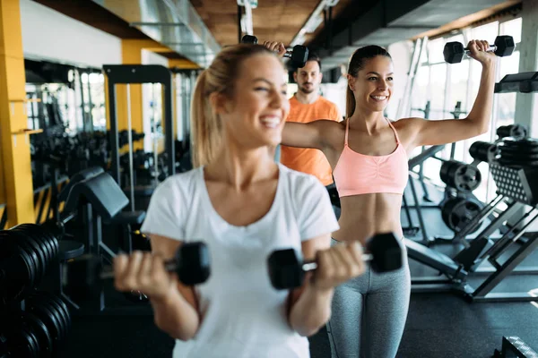 Vrouwen Trainen Sportschool Samen Gewichtheffen — Stockfoto