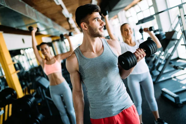 Bild Des Jungen Gut Gelaunten Fitnessteams Der Turnhalle — Stockfoto