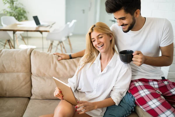 Couple Heureux Amoureux Utilisant Une Tablette Pyjama Maison — Photo