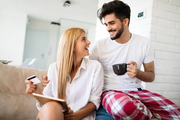 Joven Pareja Atractiva Pasar Tiempo Juntos Casa Usando Tableta — Foto de Stock